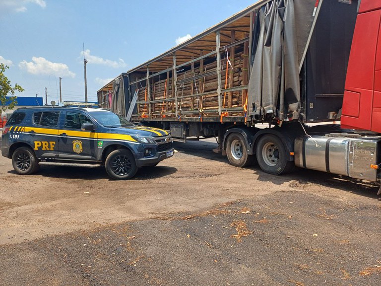PRF apreende mais de 58 m³ de madeira nativa serrada sem documentação em Guaraí (TO)