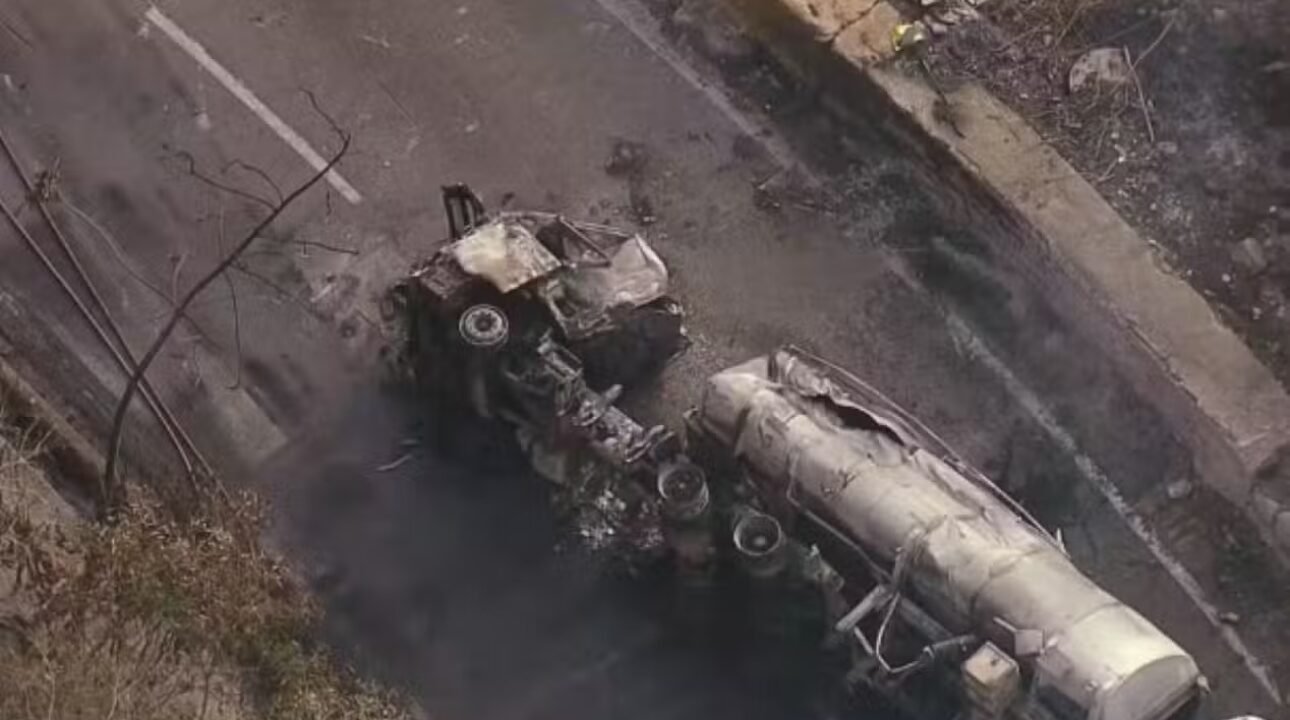 Caminhão-tanque tomba e pega fogo na Serra das Araras; motorista está em estado grave