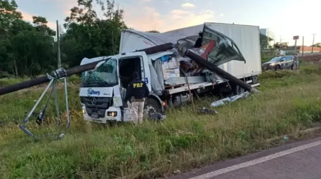 Mais uma vida se perde nas estradas: caminhoneiro morre após saída de pista na BR-285/RS