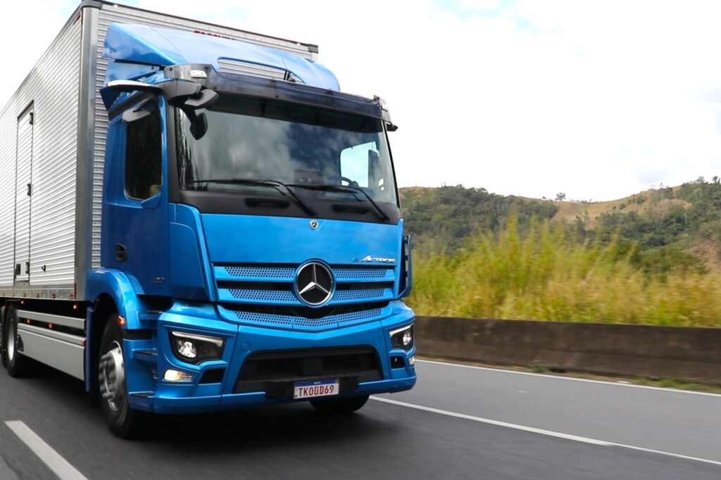 Caminhão elétrico Mercedes-Benz eActros 400 supera marca de 470 km de autonomia em teste no Brasil