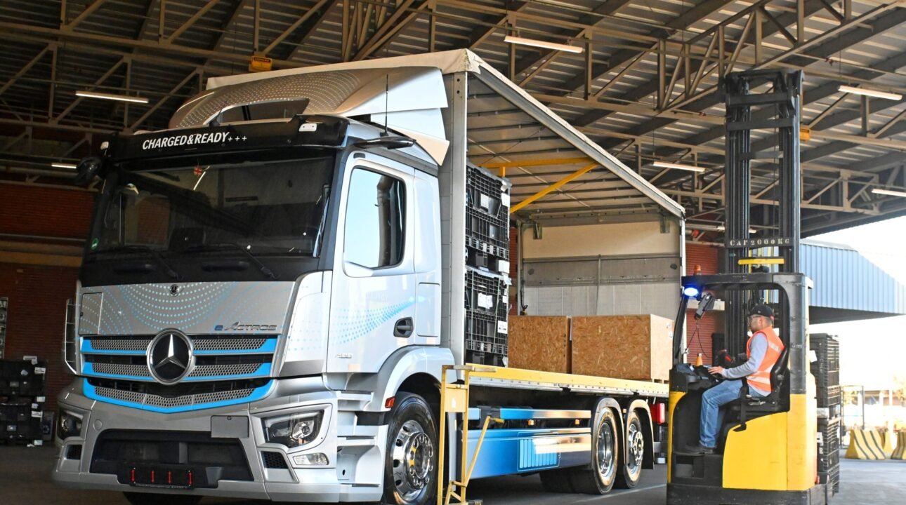 Mercedes-Benz do Brasil adota caminhões elétricos eActros na logística interna da fábrica de São Bernardo do Campo