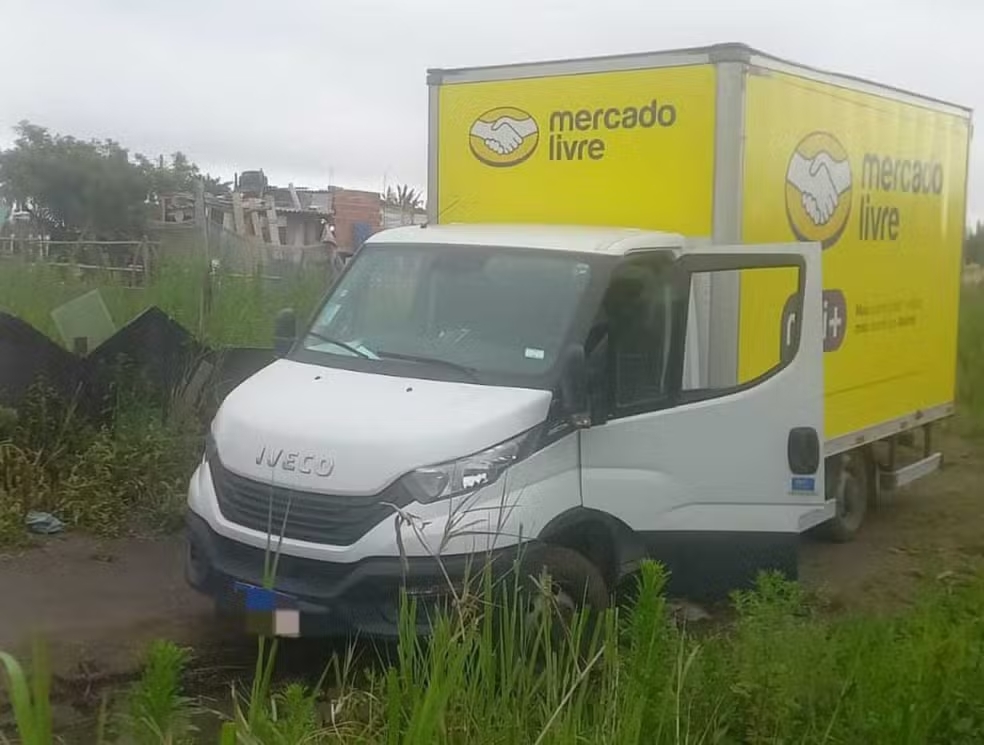 Polícia Militar recupera caminhão roubado com carga de eletrodomésticos em Mogi das Cruzes