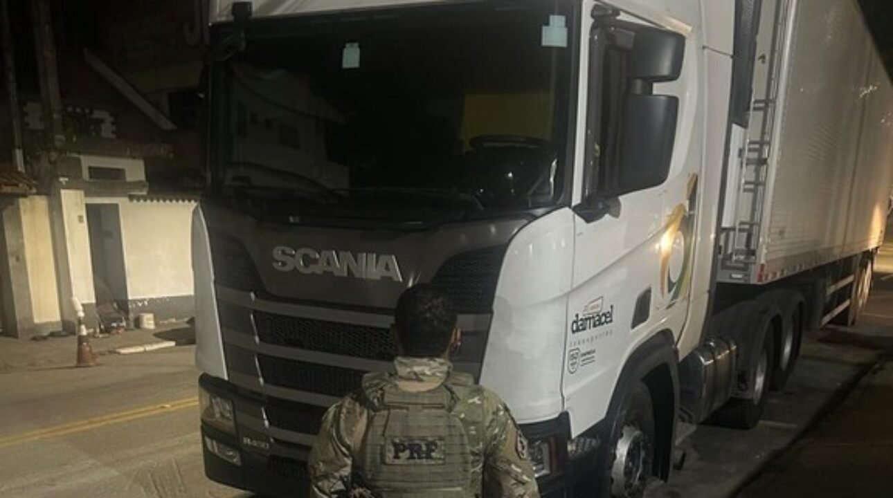 Polícia Rodoviária Federal resgata caminhoneiro que foi feito refém na Rodovia Régis Bittencourt, trecho de Itapecerica da Serra-SP