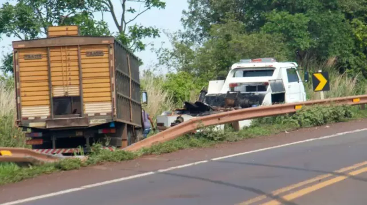 Acidente entre caminhão e carro deixa dois feridos na saída para Terenos (MS)
