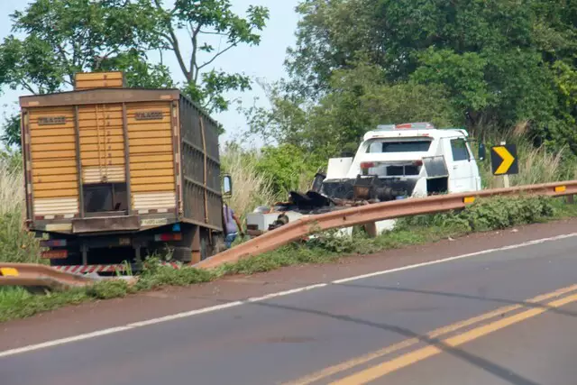 Acidente entre caminhão e carro deixa dois feridos na saída para Terenos (MS)