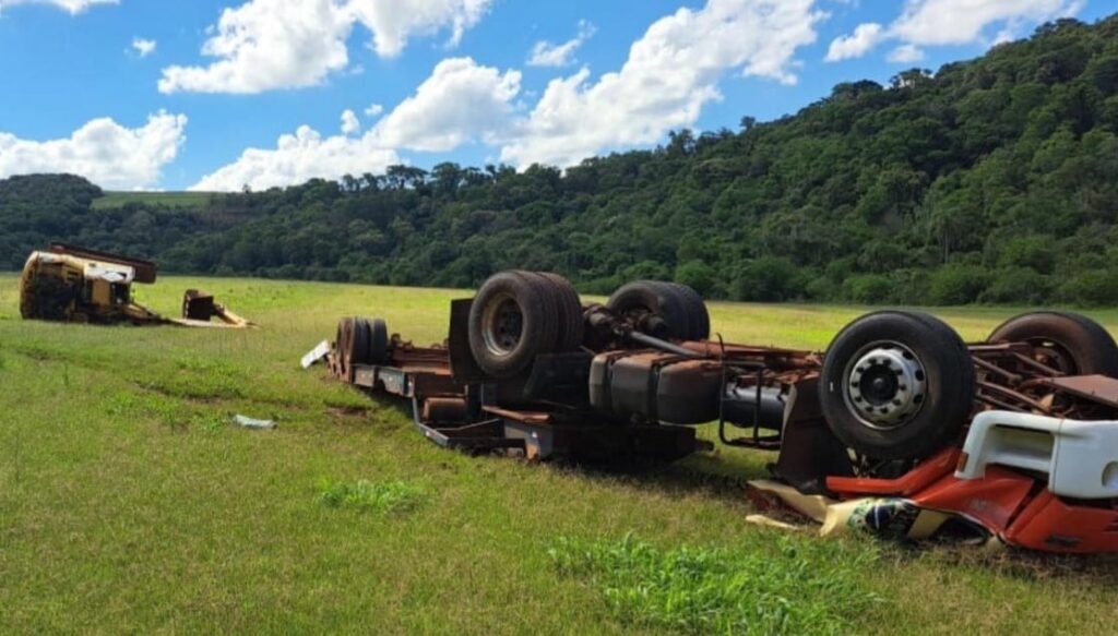 Caminhoneiro morre após caminhão tombar na PR-573 transportando máquina pesada
