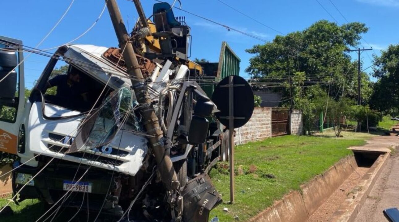 Caminhoneiro fica preso às ferragens após colisão na entrada da Vila São Pedro