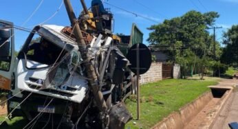 Caminhoneiro fica preso às ferragens após colisão na entrada da Vila São Pedro