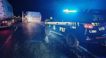 Caminhoneiro morre após carreta tombar na Serra do Cadeado