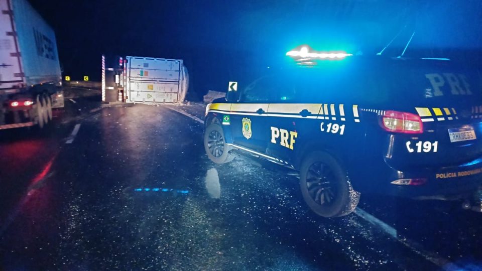 Caminhoneiro morre após carreta tombar na Serra do Cadeado