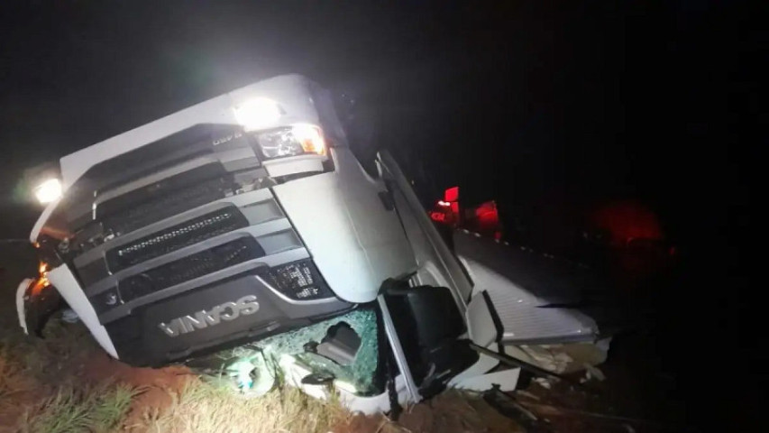 Caminhoneiro morre e mulher fica gravemente ferida após capotamento na MS-240