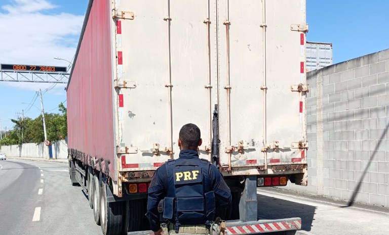 PRF prende suspeito de receptação de carreta roubada na Ponte Rio-Niterói
