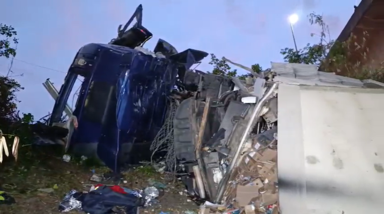 Motorista de caminhão morre após veículo tombar nas margens do Rio Tietê em São Paulo