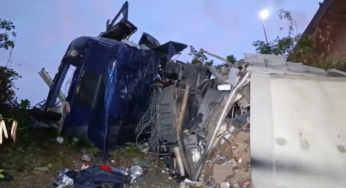 Motorista de caminhão morre após veículo tombar nas margens do Rio Tietê em São Paulo