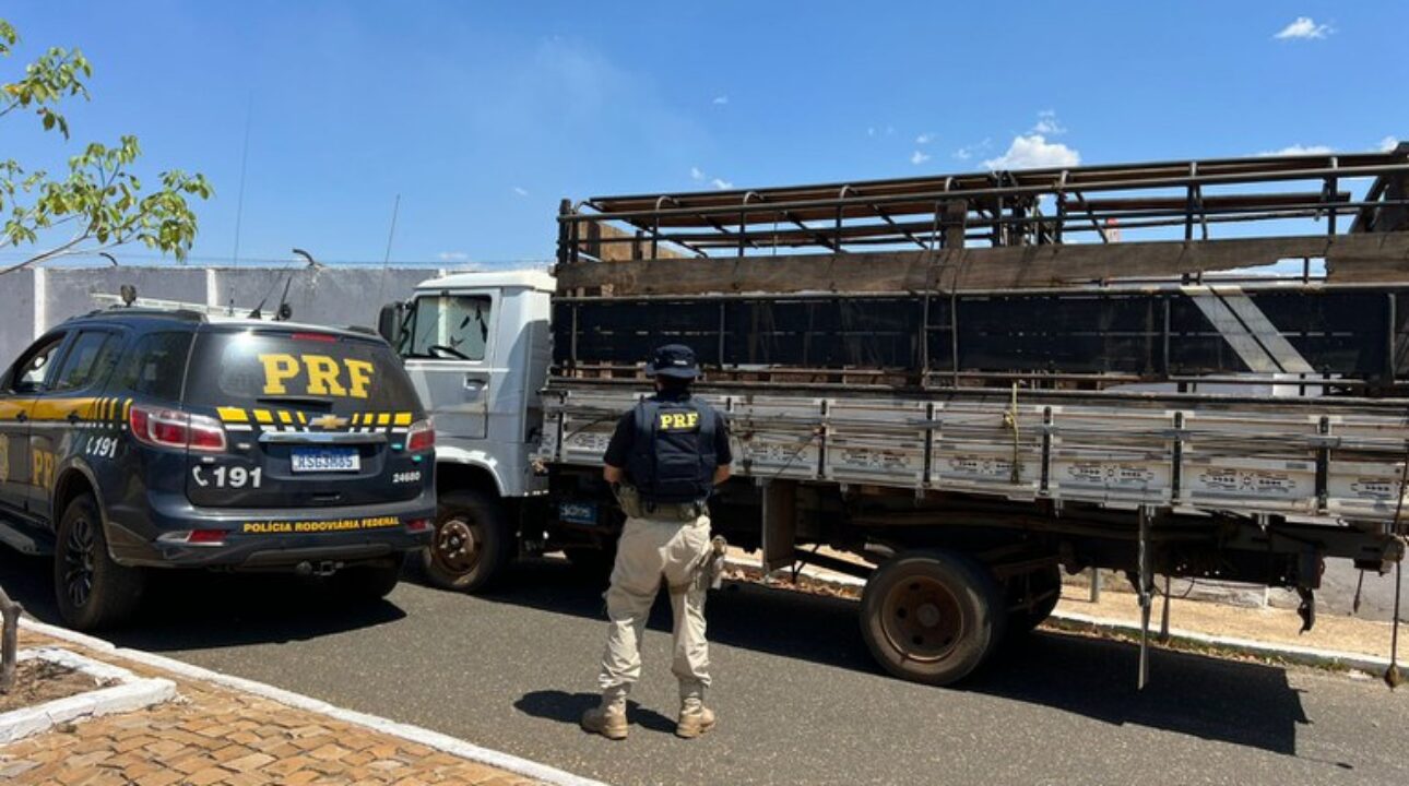 PRF apreende caminhão adulterado durante fiscalização em Oeiras, no Piauí