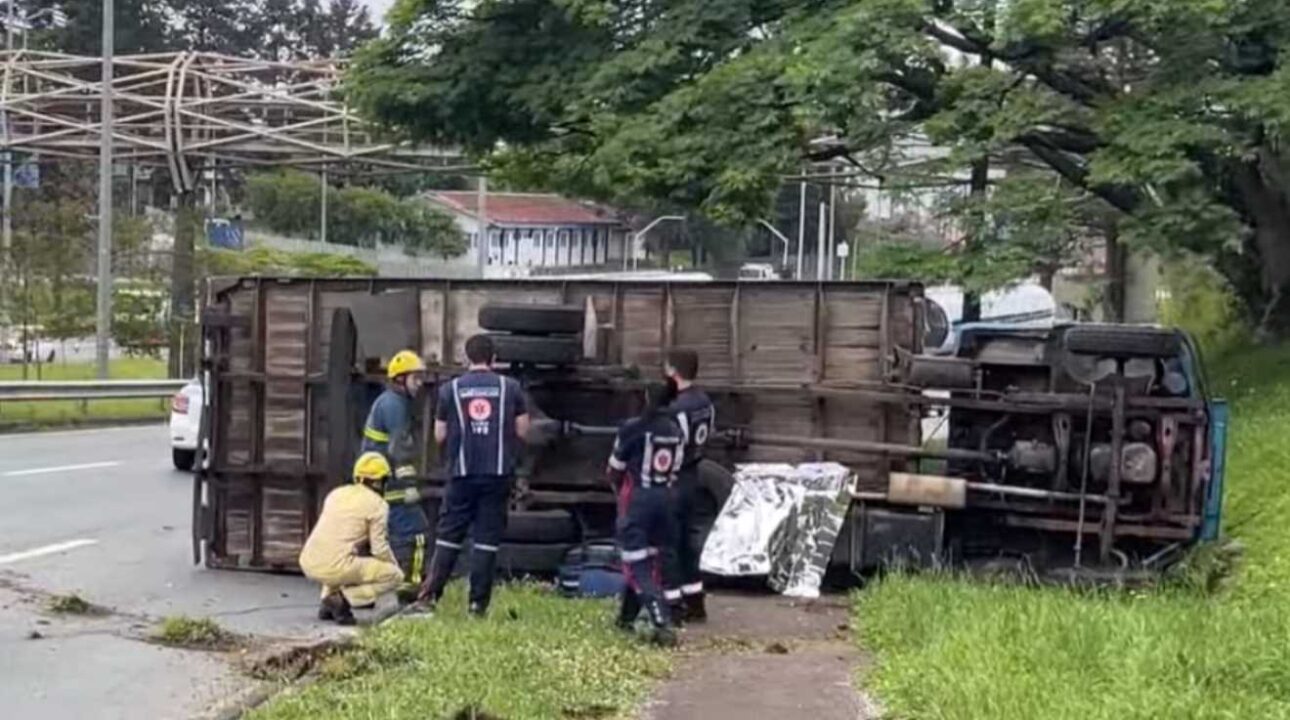caminhoneiro perde a vida ao ser prensado pelo próprio veículo