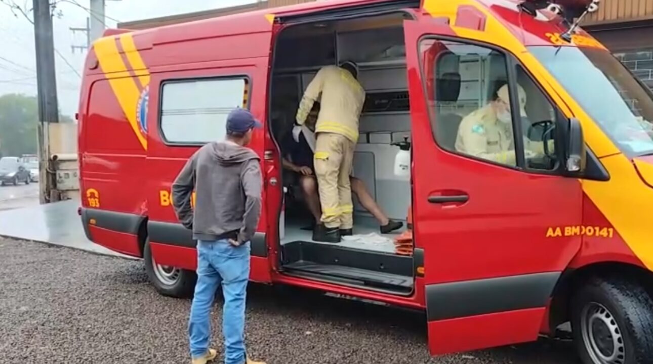 Homem de 57 anos se desequilibra ao descarregar caminhão e fratura braço em Cascavel
