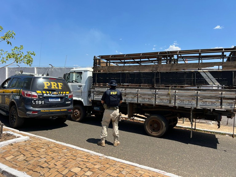 PRF apreende caminhão adulterado durante fiscalização em Oeiras, no Piauí
