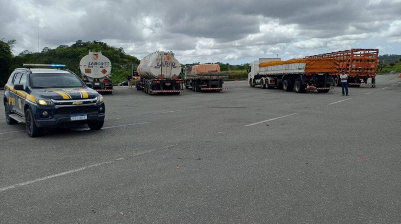 Polícia Rodoviária Federal intensifica fiscalização de produtos perigosos na BR‑324 em Simões Filho (BA)
