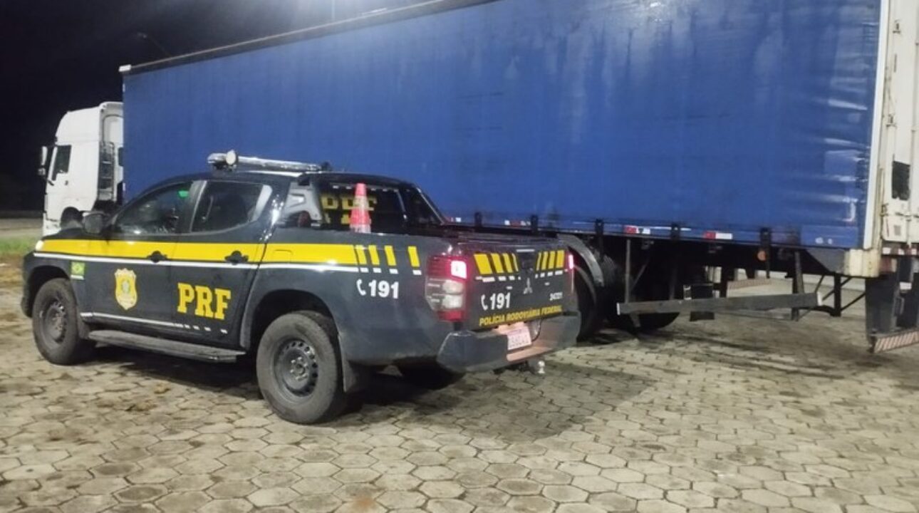 PRF apreende carreta com placas clonadas na BR-381 em Oliveira (MG)