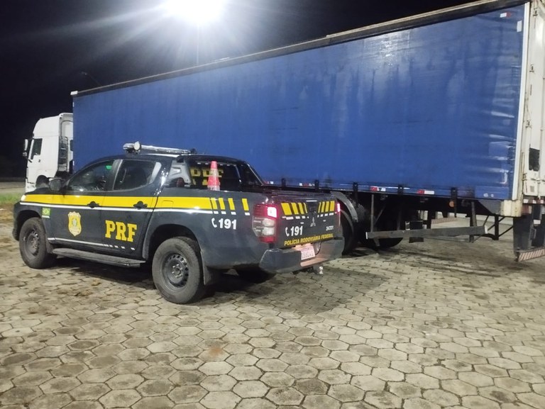 PRF apreende carreta com placas clonadas na BR-381 em Oliveira (MG)