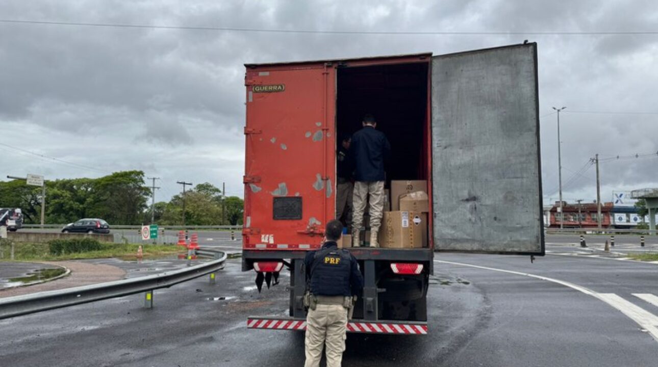 Polícia Rodoviária Federal apreende carreta com carga milionária de importados ilegais em Porto Alegre