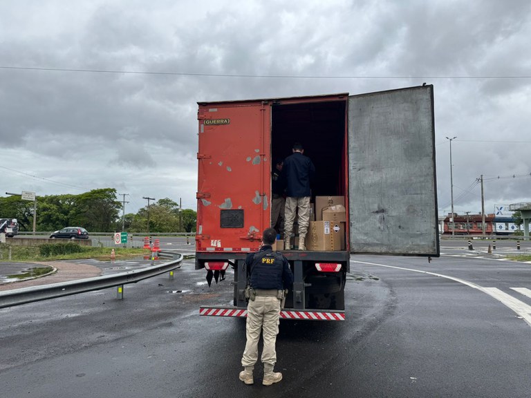 Polícia Rodoviária Federal apreende carreta com carga milionária de importados ilegais em Porto Alegre