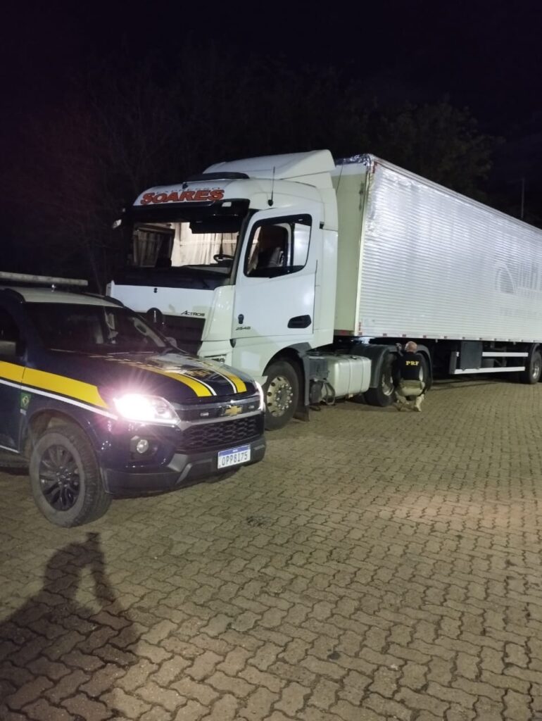 Caminhão com semirreboque adulterado é apreendido pela PRF em Montes Claros