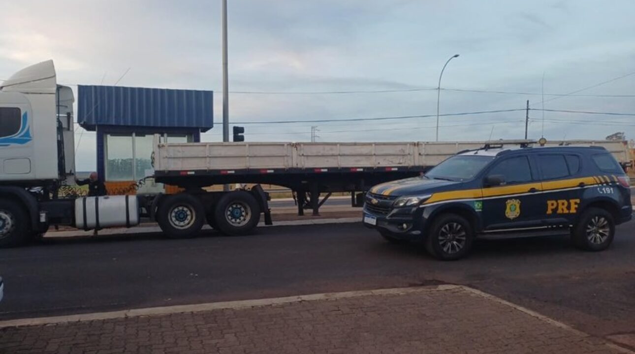 Motorista é detido na Polícia Rodoviária Federal na BR-050 transportando um semirreboque roubado em Prata (MG)