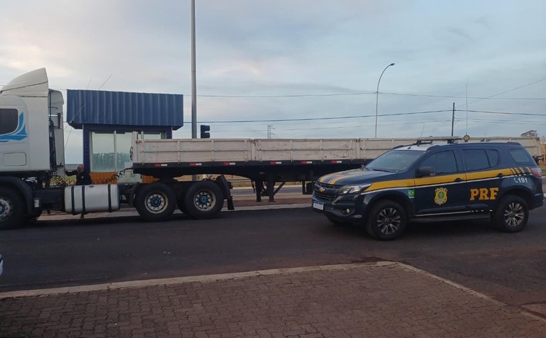Motorista é detido na Polícia Rodoviária Federal na BR-050 transportando um semirreboque roubado em Prata (MG)