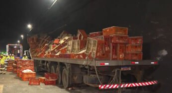 Caminhão tomba no Linha Amarela e interdita o túnel da Túnel da Covanca no Rio de Janeiro