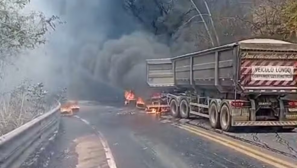 Caminhoneiro perde a vida em grave colisão que incendiou duas carretas na BR‑222, no Ceará