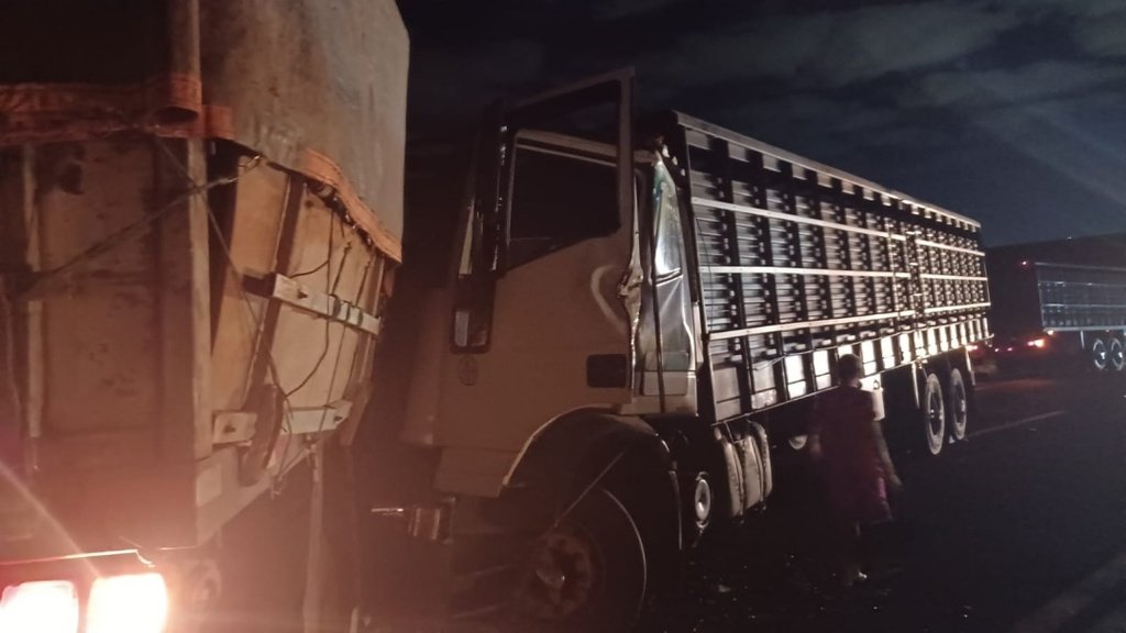 Carreta perde força em subida, volta em “L” e atinge caminhão com gado na BR-163 em Campo Grande