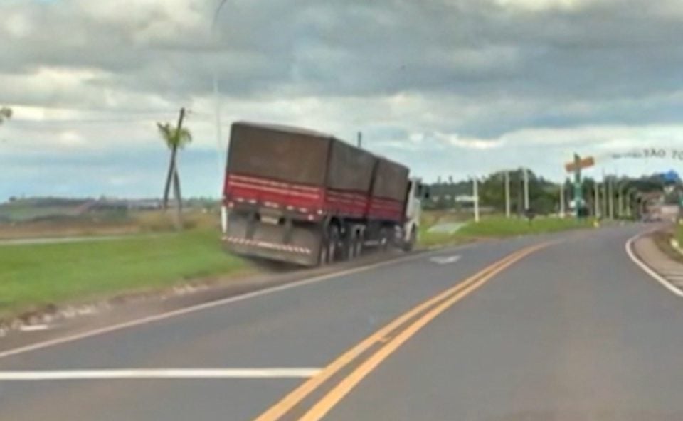 Picada de abelha causa acidente com caminhão no Paraná e alerta para riscos inesperados nas estradas