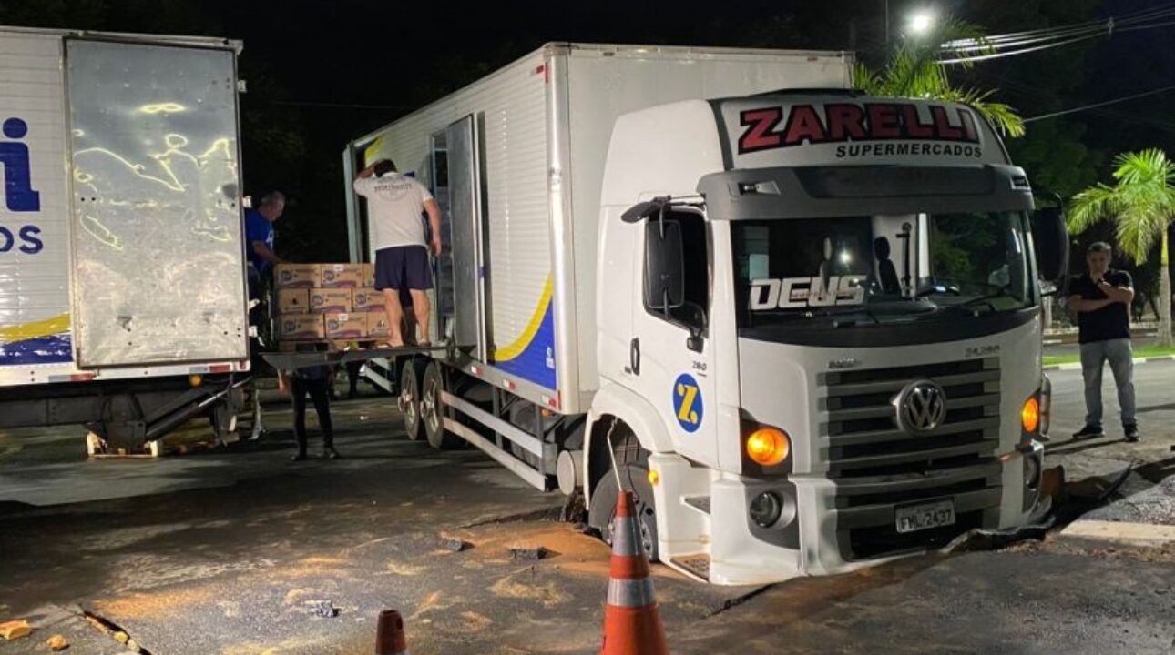Caminhão afunda após rompimento de adutora e alerta para riscos nas estradas de Valinhos (SP)