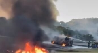 Motorista morre após carreta tombar na PE-009, derramar combustível e pegar fogo