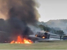Motorista morre após carreta tombar na PE-009, derramar combustível e pegar fogo