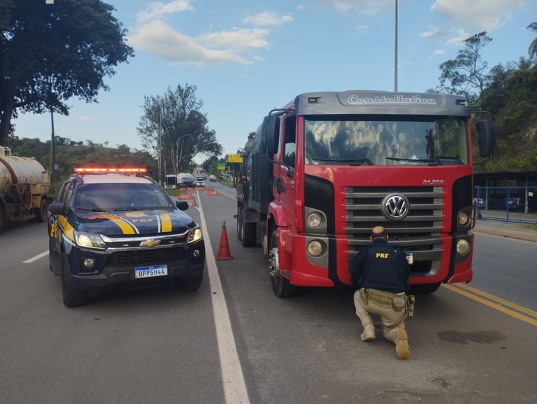 PRF recupera caminhão roubado desde 2021 na BR-381 em Sabará (MG)