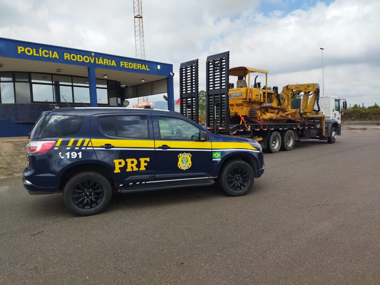 PRF recupera caminhão e trator furtados de São José dos Campos (SP) na BR-381 em Estiva (MG)