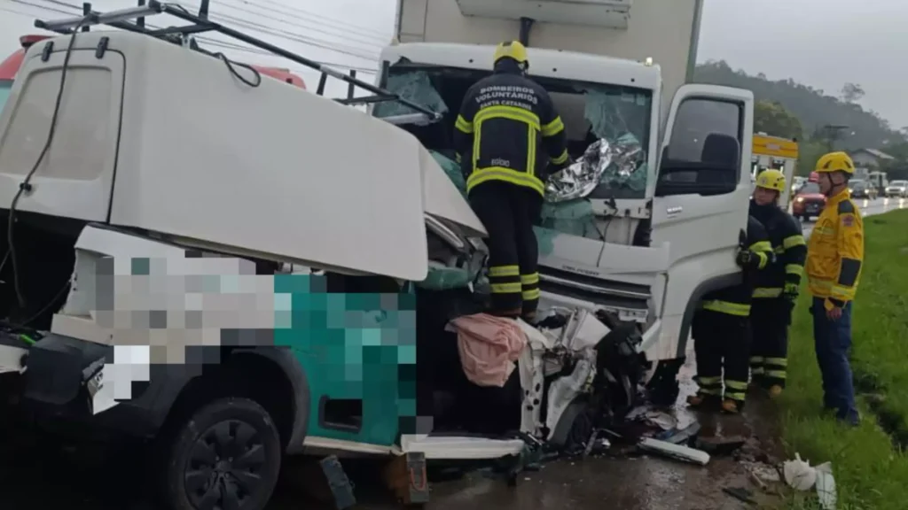 Caminhoneiro morre em colisão na Jorge Lacerda, em Ilhota