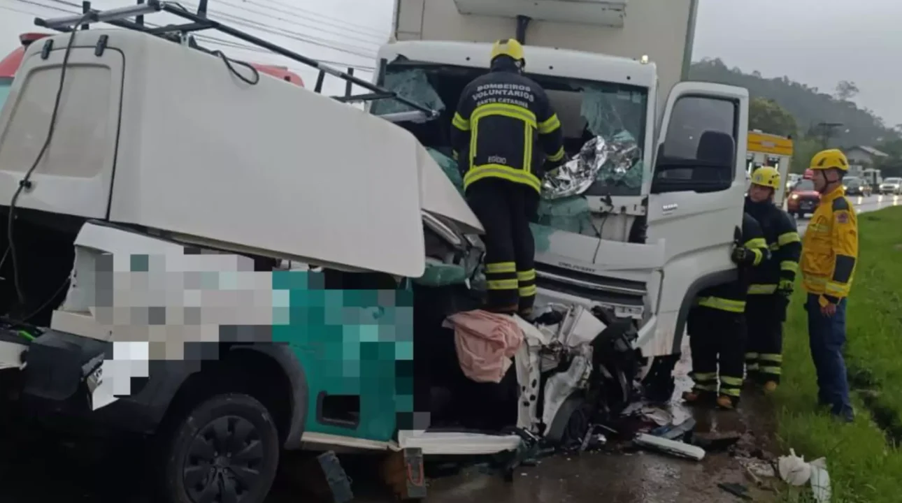 Caminhoneiro morre em colisão na Jorge Lacerda, em Ilhota