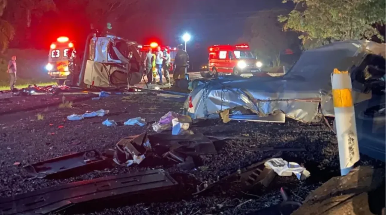 Acidente entre caminhão e micro-ônibus deixa cinco mortos e quatro feridos no Rio Grande do Sul