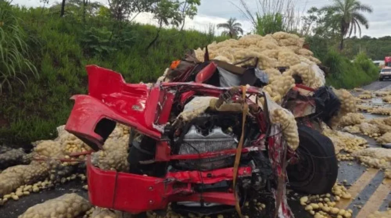 Acidente entre caminhões na BR-354 mata motorista de 22 anos em Campos Altos (MG)