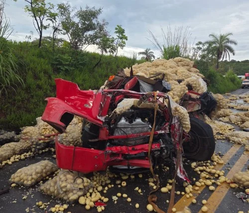 Acidente entre caminhões na BR-354 mata motorista de 22 anos em Campos Altos (MG)