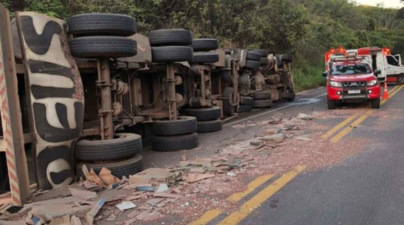 Caminhoneiro morre ao capotar em ponto perigoso da BR-251 no Norte de Minas