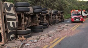 Caminhoneiro morre ao capotar em ponto perigoso da BR-251 no Norte de Minas