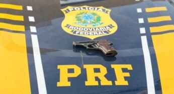 Caminhoneiro é preso após ameaçar outro motorista com uma arma de fogo.