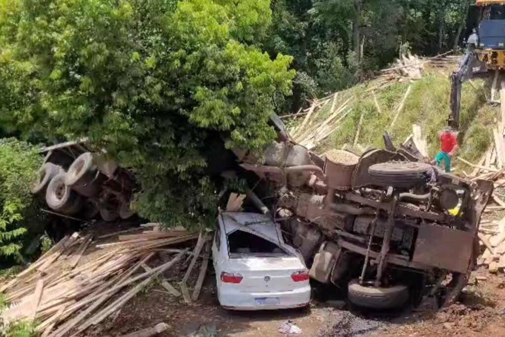 Motorista e pedestre morrem após caminhão cair de ribanceira em Santa Catarina