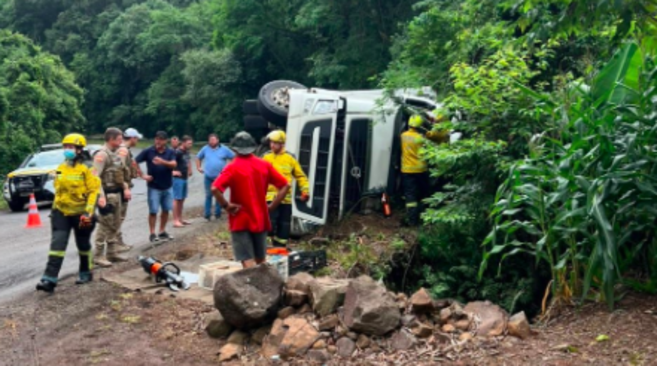 Caminhoneiro fica preso nas ferragens após acidente caminhão.