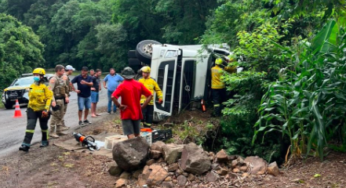 Caminhoneiro fica preso nas ferragens após acidente caminhão.